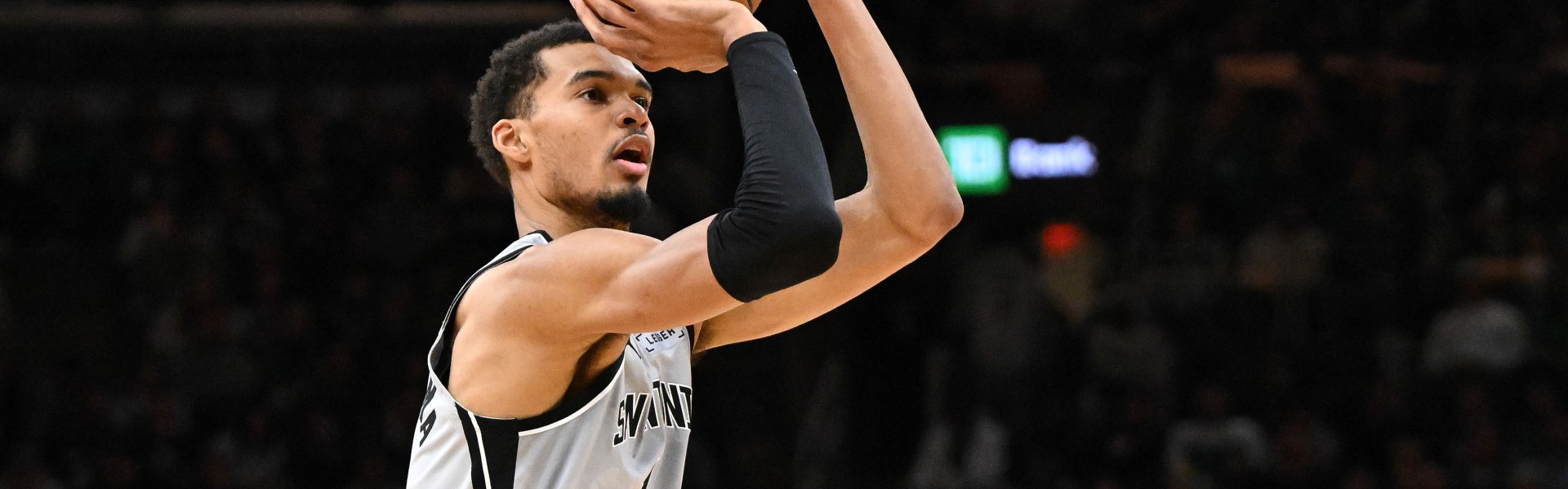 新球体育比分网-全是三分对飚~马刺雄鹿第三节外线接连发炮 文班迎射特纳打停雄鹿